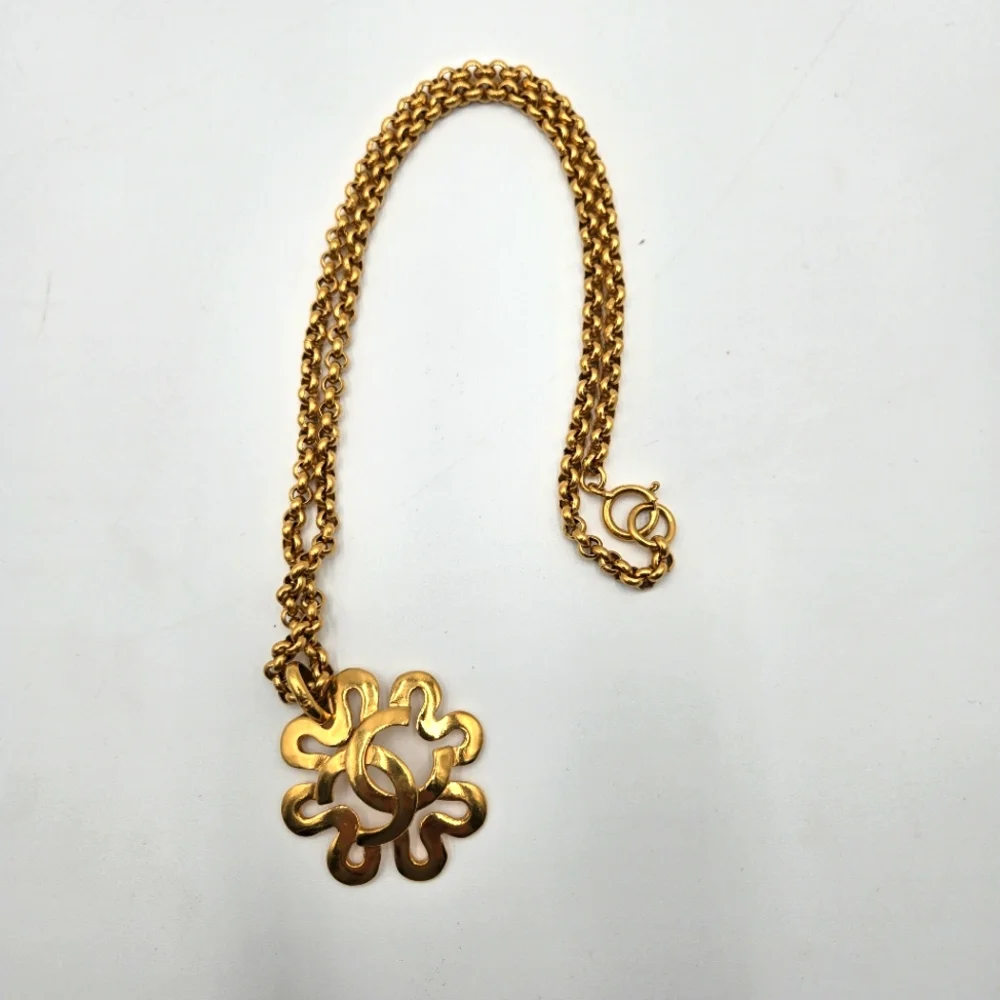 #10 Chanel Coco Mark Clover Motif Gold Plated Pendant Necklace - Picture 4 of 10